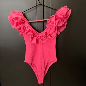 Rosa volangbody - Supersöt rosa body med stora volangdetaljer från Zara. Storlek L men passar även mindre. 