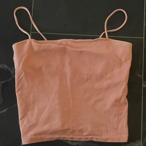 Gina tricot rosa linne  - Kort rosa linne med smala axelband. I storlek S men passar XS också!