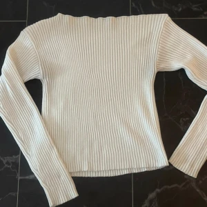 Snedkuren ribbad tröja - Ribbad snedkuren tröja, i tjockt material.