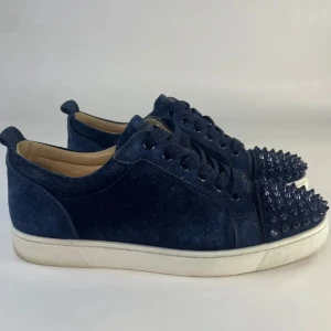 Mörkblå Louboutin’s  - Ganska anvönda men luktar inget och ser bara använda ut på botten 