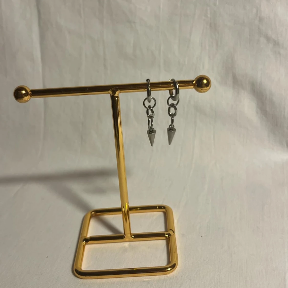 Silvriga örhängen med kedjor och spikes - 1