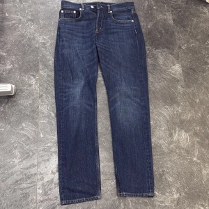 Mörkblå raka jeans från ARKET - Snygga mörkblå jeans från ARKET i rak modell. Tillverkade av 80% ekologisk bomull och 20% återvunnen bomull. Klassisk femficksdesign, normal passform och stilrena kontrastsömmar. Perfekta för en clean och tidlös look. 