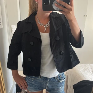 Söt jacka/topp - Så fin!! Kan ha som jacka eller topp. Storlek 38 men passar mig som är 34
