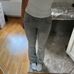 Grå bootcut jeans - Ljusgråa bootcut jeans från Ginatricot🩶använt fåtal gånger!! Hör av dig vid frågor🩶