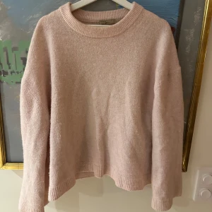 Ljusrosa stickad tröja Gina Tricot - Ljusrosa stickad från Gina! Kommer ej till användning längre!