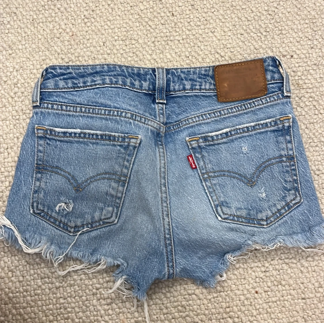 Levi's ljusblå jeansshorts low waist - 1