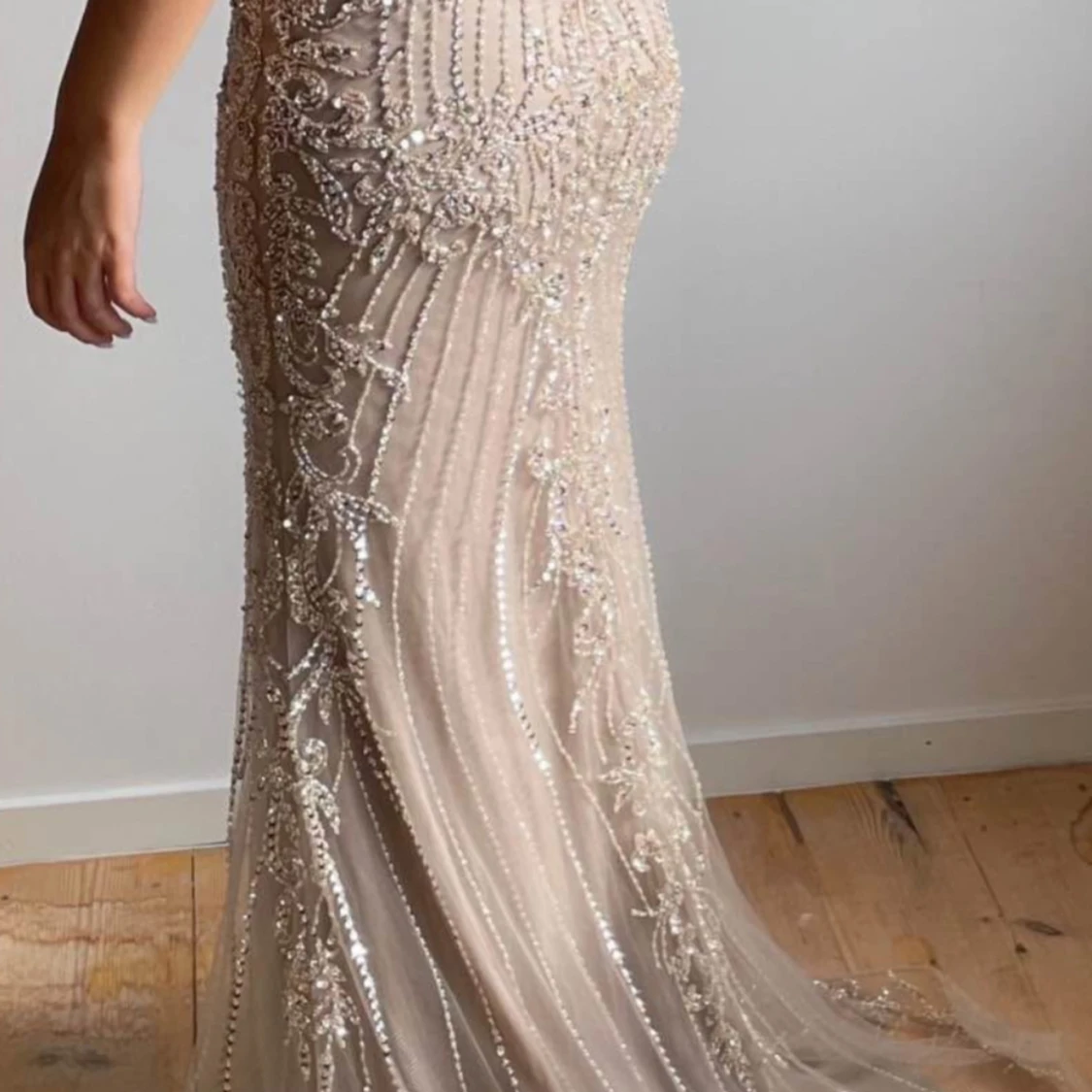 Champagnefärgad långklänning med paljetter - 1