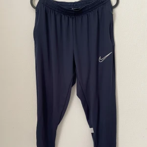 Nike Dri-Fit träningsbyxor  S - Nike  träningsbyxor men bra pris och kvalitet.