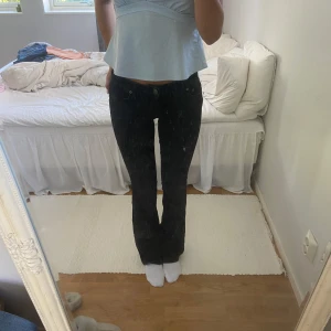 Lågmidjade jeans - Slutsålda lågmidjade jeans från zara som inte används, jag är 168 för referens🩷
