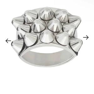 Silvrig ring med nitar Edblad - Cool ring i silverfärgad metall med flera konformade nitar på ovansidan. Ringen har en edgy och unik design som sticker ut och passar perfekt för dig som gillar statement-smycken. Edblad Ring