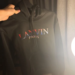 Svart hoodie från Lanvin Paris - Riktigt fet Lanvin hoodie i sjysst svart färg. Passar till allt och perfekt för en fet outfit. Riktigt bekväm och snygg. Tveka inte att höra av dig om du undrar något😁 OBS passar även S!