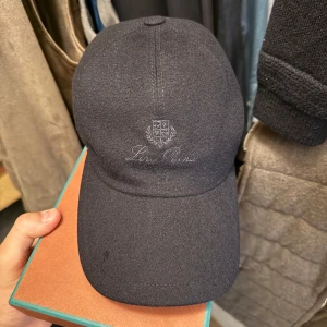 Loro Piana keps - Brand: Loro Piana Size: M Color: Navy Material: 100% cashmere Included: Original box (no receipt) Condition: Excellent one small, barely visible mark Use: Barely worn Very high quality - soft, elegant and timeless.