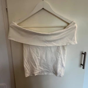 Vit offshoulder tubtopp - Snygg vit tubtopp med bred offshoulder-krage. Mjuk och stretchig bomullskänsla för en bekväm passform💛