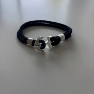 Marinblått armband- snyggt och marint - Snyggt armband i djup marinblå färg med nautisk vibe. Perfekt detalj till en clean outfit. Passar både tjejer och killar. Justerbar storlek, bekväm att bära och stilren nog för både vardag och fest. Säljs pga rensning – nyskick! 