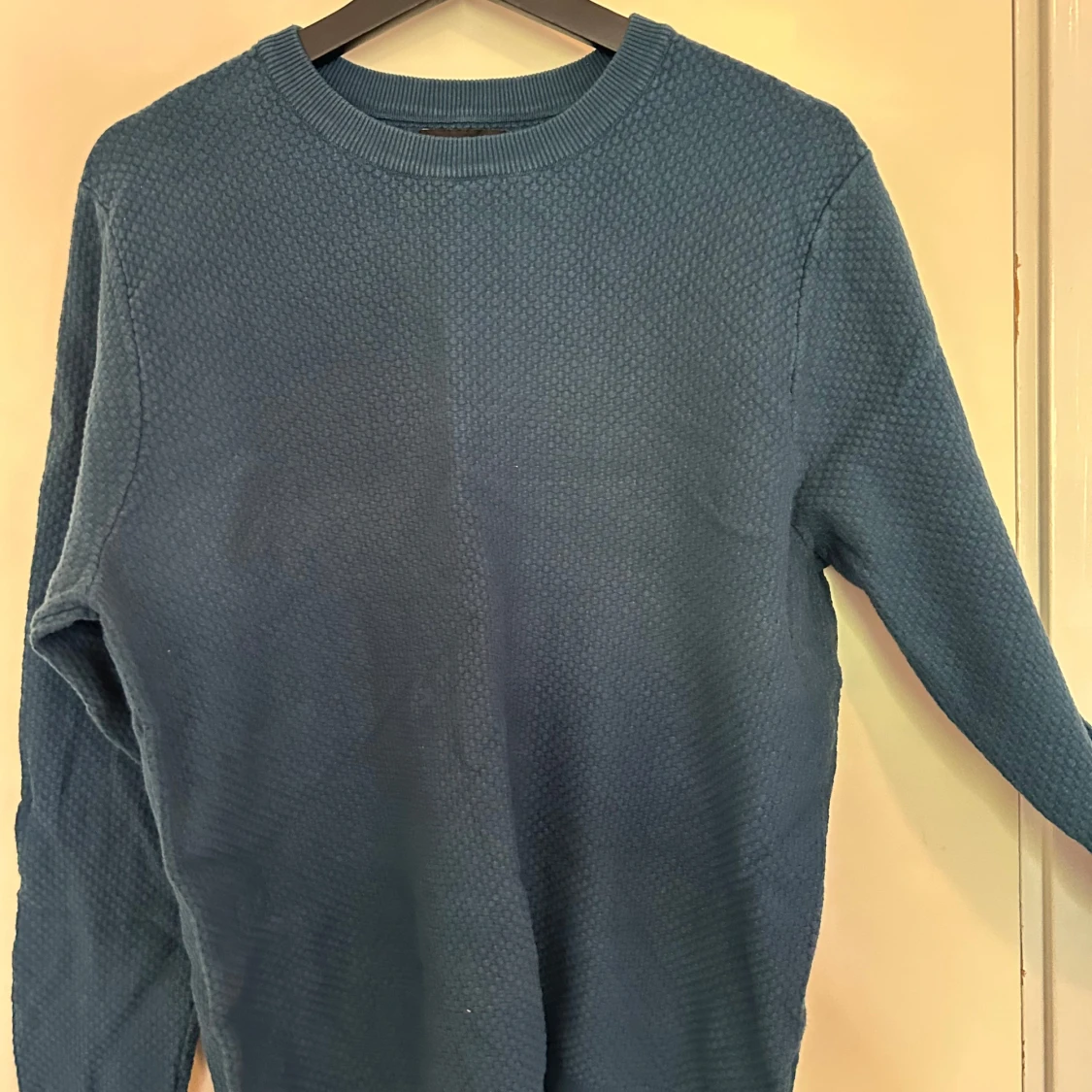 Blå stickad tröja från J.Lindeberg