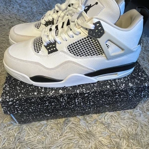 Nike Air Jordan 4 Retro Military Black - Riktiga Jordan 4 Military Blacks som är oanvända. Säljes eftersom de är för stora för mig. Adda hannes_08a på snap för legit check. Skriv om du har frågor och jag postar inom 1 dag.