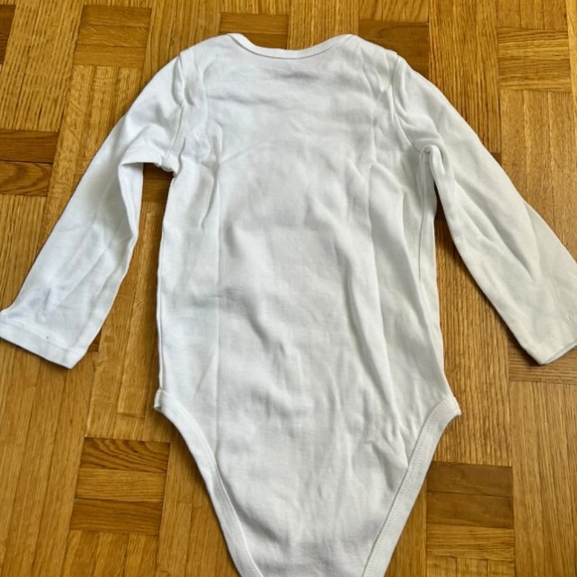 Vit långärmad body från Hello Baby - 3