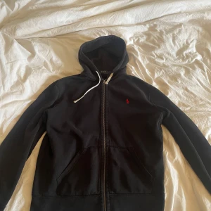 Ralph lauren tröja  - Snygg lite retro Ralph Lauren tröja, den är i storlek L men i längden kanske den mer sitter som en M. Men jag skulle säga att den passar båda! Skicka gärna iväg ett prisförslag! 