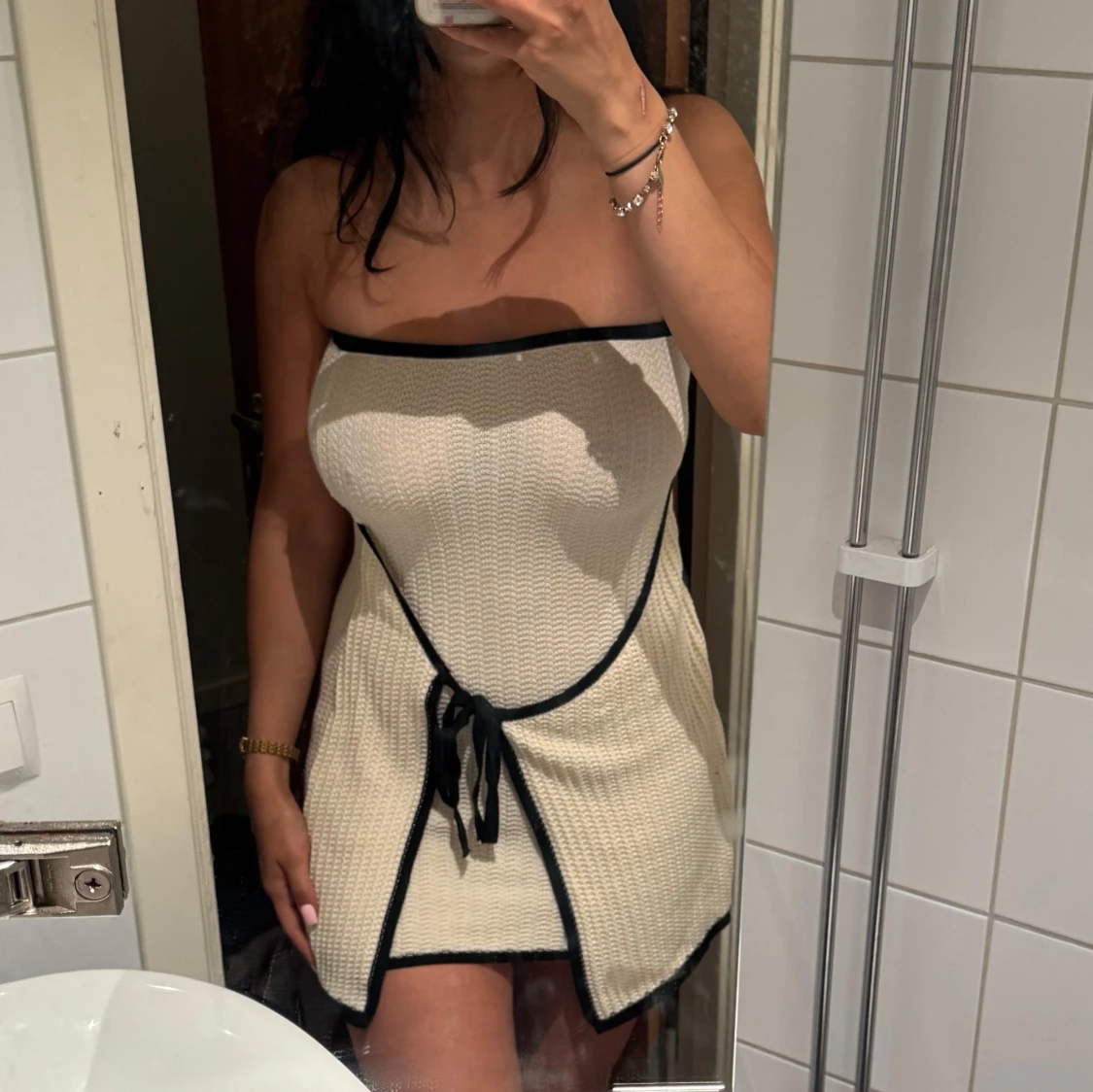 Stickad tubklänning med knytdetalj