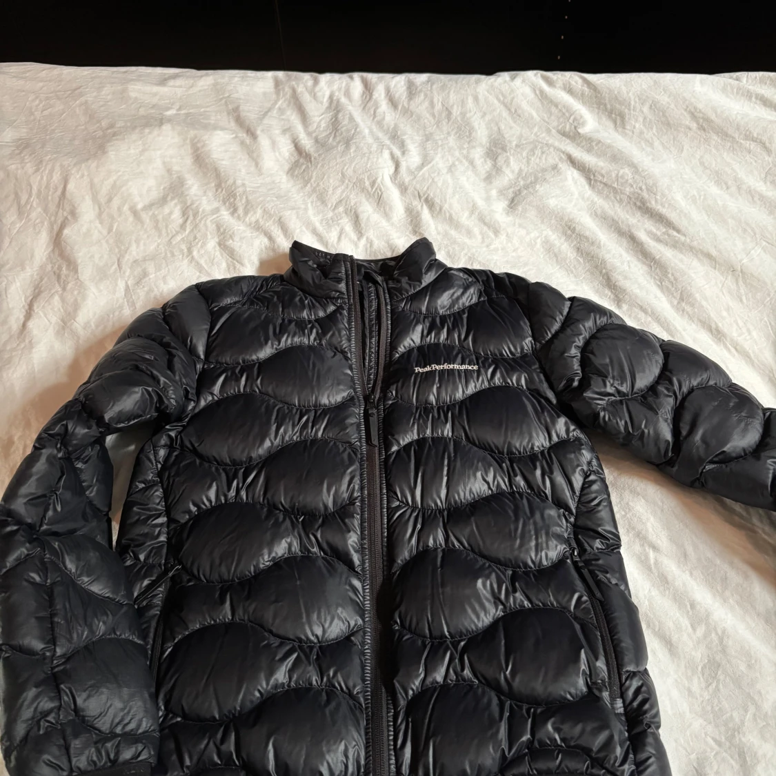 Svart dunjacka Peak Performance 160