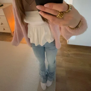 Ljusblå jeans - Lågmidjade, innerbenslängd ca 78