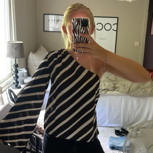 Festtopp  - Jättefin off-shoulder topp, amvönd en gång!