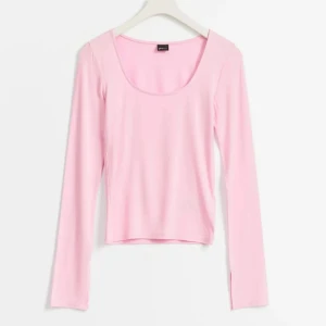 Ljusrosa långärmad topp med slits - Supersöt ljusrosa långärmad topp med rundad urringning och slits vid ärmsluten 🩷