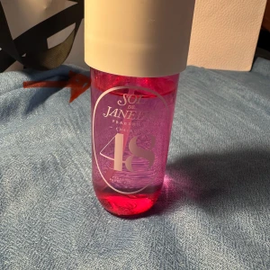 Sol de Janeiro Cheirosa 68 Parfymmist - Fräsch och tropisk parfymmist från Sol de Janeiro, Cheirosa 68. Flaskan är genomskinlig med rosa vätska och har en stor vit kork. Perfekt för dig som gillar söta och fruktiga dofter med en hint av sommar.