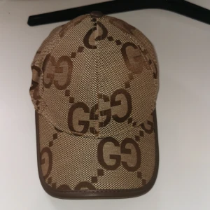 En skön keps med G mönster  - En riktigt fin beige keps med G mönster. 