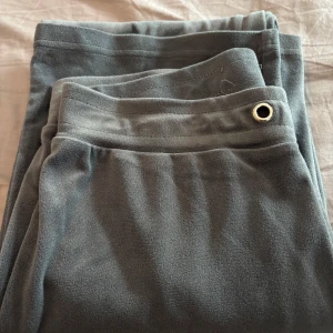 Gråa mjukisbyxor från Gina Tricot - Mysiga mörkgrå mjukisbyxor från Gina Tricot i storlek S. Byxorna har resår i midjan med två metallöljetter framtill och är gjorda i ett mjukt fleeceliknande material. Använda en del och har även dragit ut snöret, därav priset