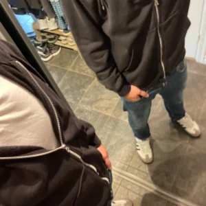 Zip hoodie - Säljer denna hoodie från weekday, storlek M. Hör av er vid mer bilder eller frågor, pris kan diskuteras.