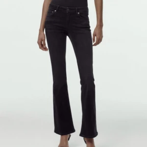 Lågmidjade jeans  - Lågmidjade bootcut jeans från zara. Storlek 32, de är avklippta så att de passar någon runt 158🩷