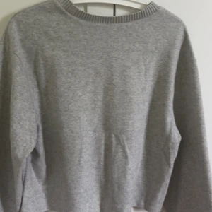 Grå sweatshirt från Divided - En basic grå sweatshirt från Divided i storlek S. Tröjan har rund halsringning med ribbad kant och långa ärmar. Perfekt för en chill och avslappnad stil. Tillverkad i mjuk bomullsmix som känns skön mot huden. Säljer då jag fick den i present o den ej har använts då jag har många liknande 💗