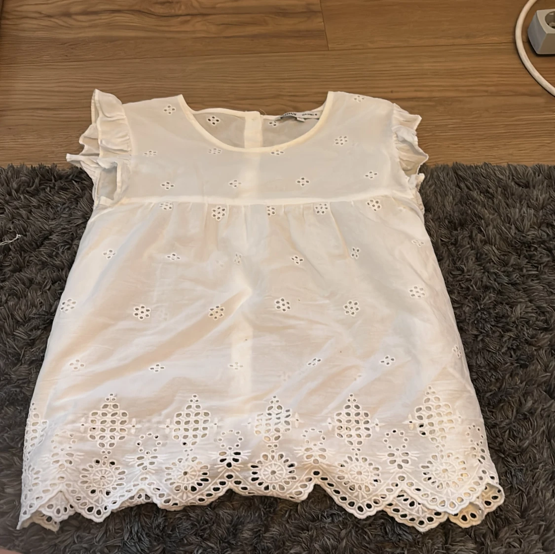 Vit blus med broderade detaljer