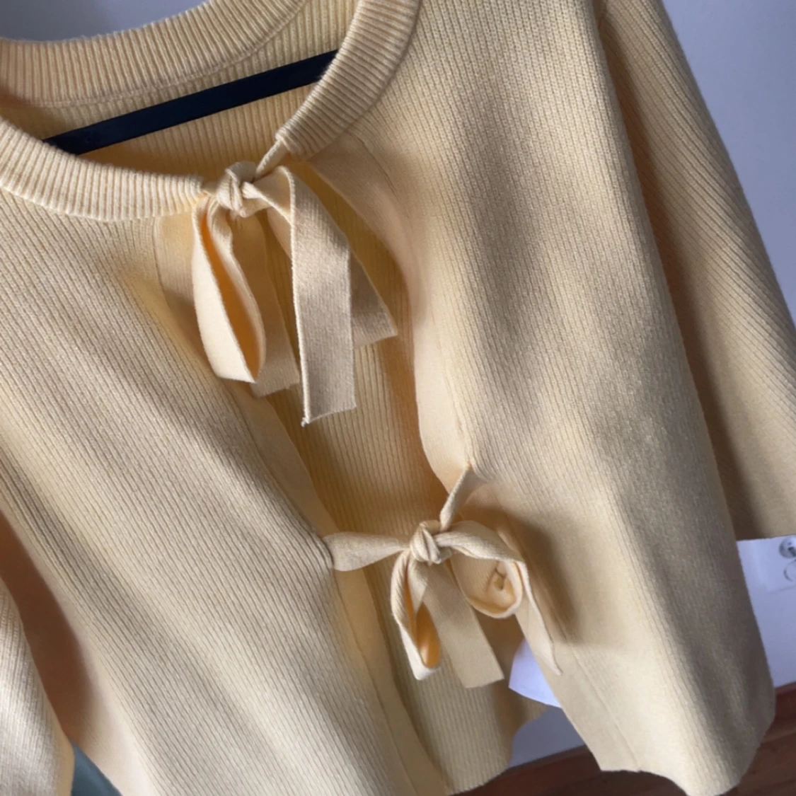 Gul kofta med knyt fram - 1