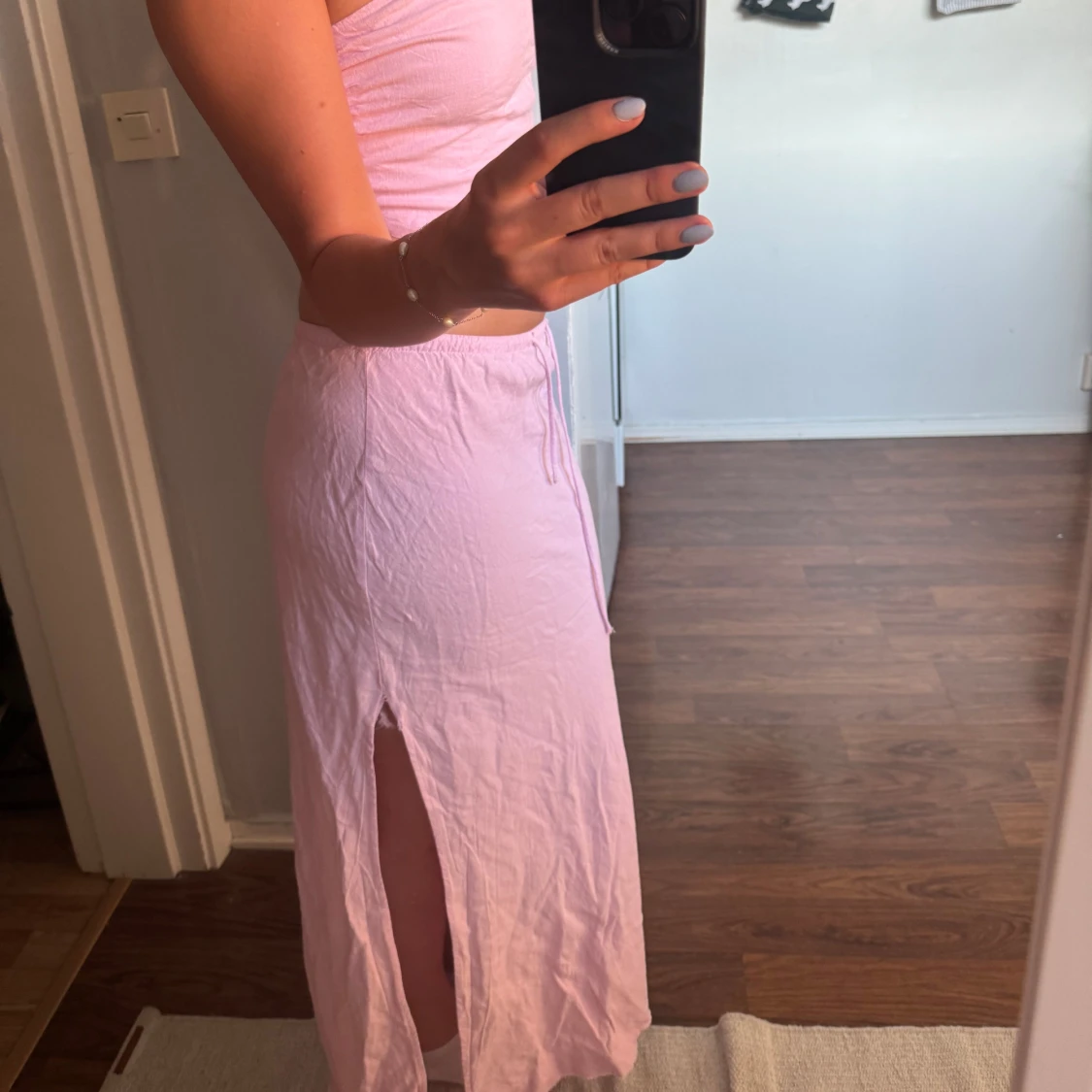 Ljusrosa långkjol med slits - 1