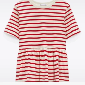 Randig tröja - Superfin peplumtop från Zara med röda och vita ränder. Toppen har rund halsringning, korta ärmar och en volangkant nedtill som ger en söt och avslappnad look. Perfekt att styla med jeans eller kjol för en trendig vibe. 