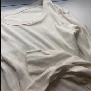 Vit långärmad tröja  - fiiin lite see through på fint sätt