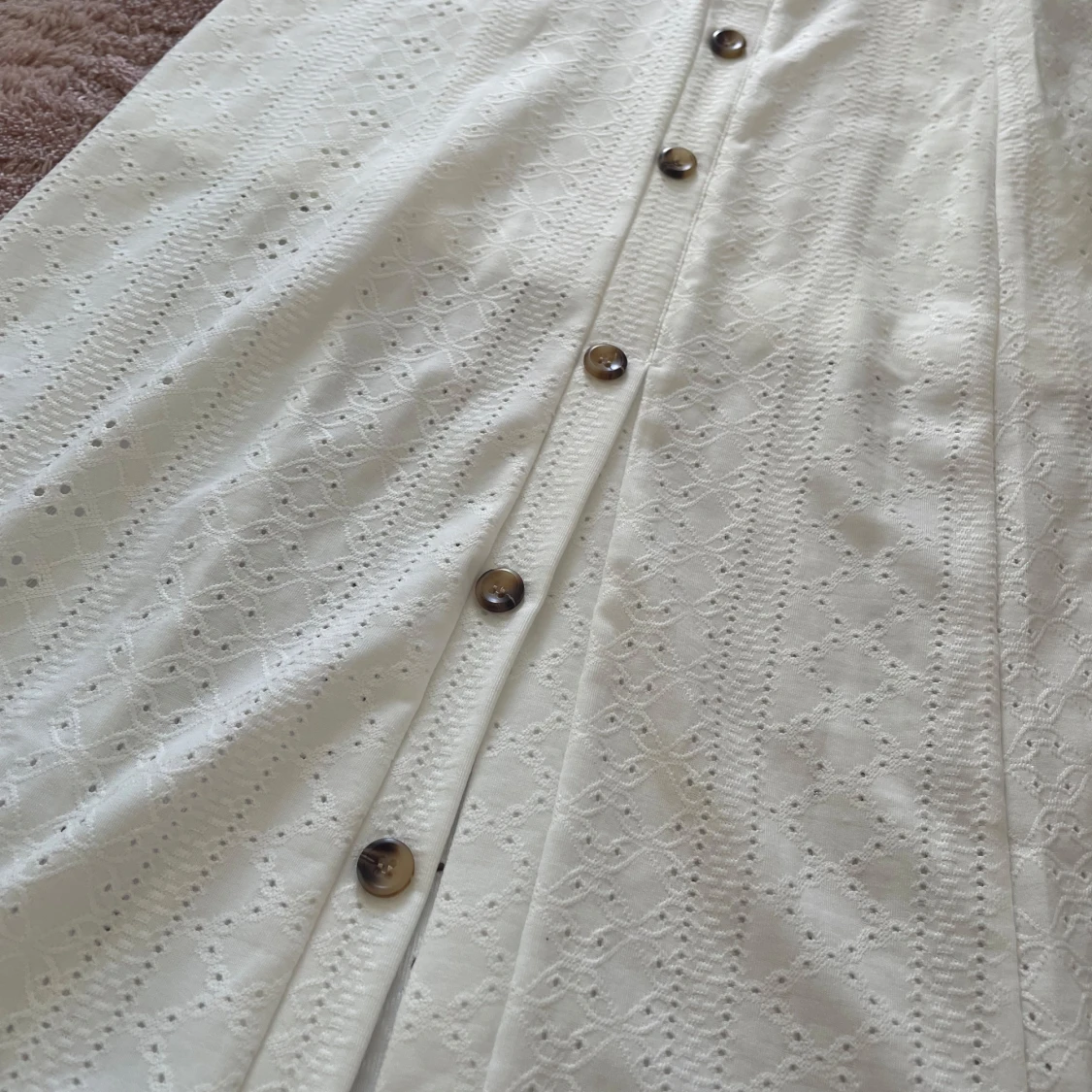 Vit långkjol med broderade detaljer - 1