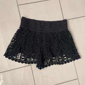 Svarta spetsshorts  - Svarta shorts från Topshop i fint skick💞har även i storlek M om man föredrar