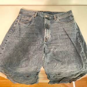 Baggy Jeans - Baggy jeansshorts i tvättad denim. Modellen är loose fit❤️