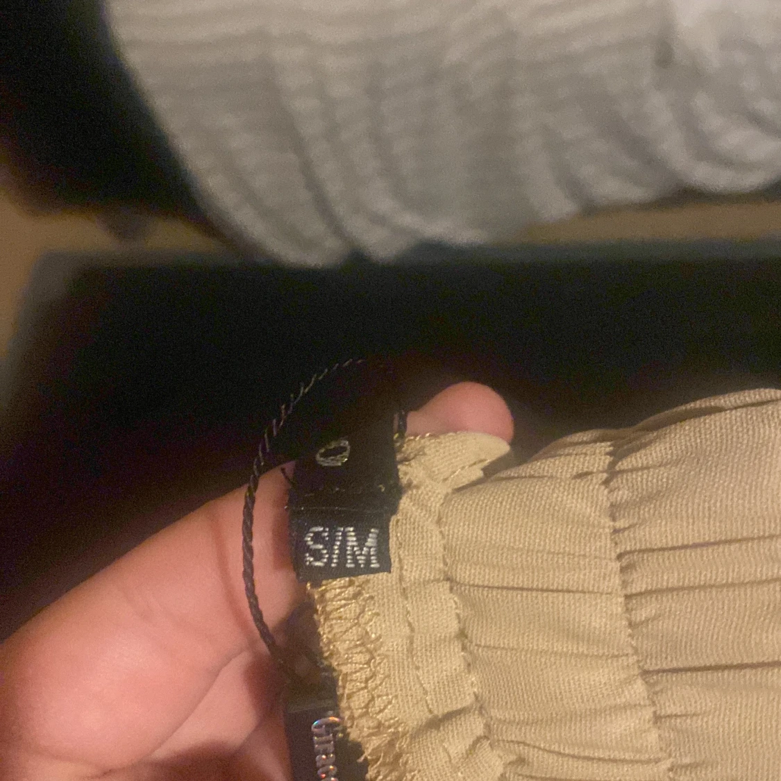 Beige volangkjol i kort modell - 1