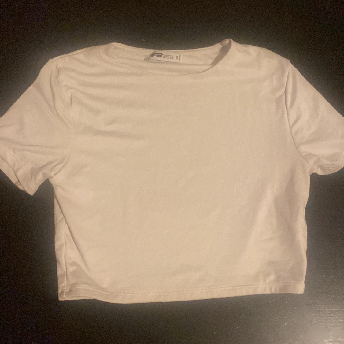 Vit croppad t-shirt från FB Sister