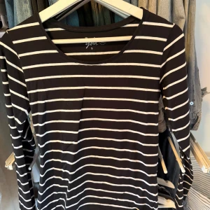 Svartvit randig långärmad tröja Basic You - Svart långärmad tröja från Ullared Basic You med vita horisontella ränder. Perfekt för en chill och stilren look. Rund halsringning och normal passform gör den enkel att matcha med jeans eller kjol. 