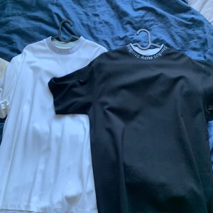 Acne studios t shirt  - Säljer 2 nästintill nya acne tishor. Den svarta är strl XXS och vita XS men de är väldigt stora så passar L. 800kr för båda! 