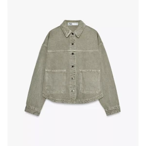 Grön Zara Jeans Jacka💕 - Säljer min ganska nya Zara jacka! Den är använd fåtal gånger köpt för ungefär 2 månader sedan🥰 Säljer den då den inte kommer till användning!🙌🏼 Köpt för: 379 kr, Storlek: XS