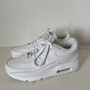 Nike Air Max helvita sneakers - Använda en gång nästan helt nya. Köptes det här året. Pris går att diskuteras.