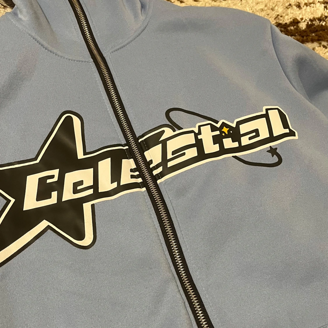 Blå hoodie med Celestial-tryck - 2