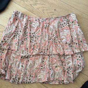 Rosa blommig volangkjol från Zara - Supersöt kort kjol från Zara i rosa med blommigt paisley mönster och volanger