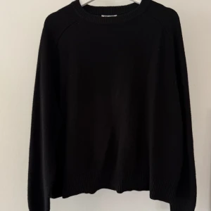 Soft Goat stickad tröja - Säljer min Boyfriend O-neck tröja från Soft Goat i mycket bra skick. Nypris 2795 kr 💕